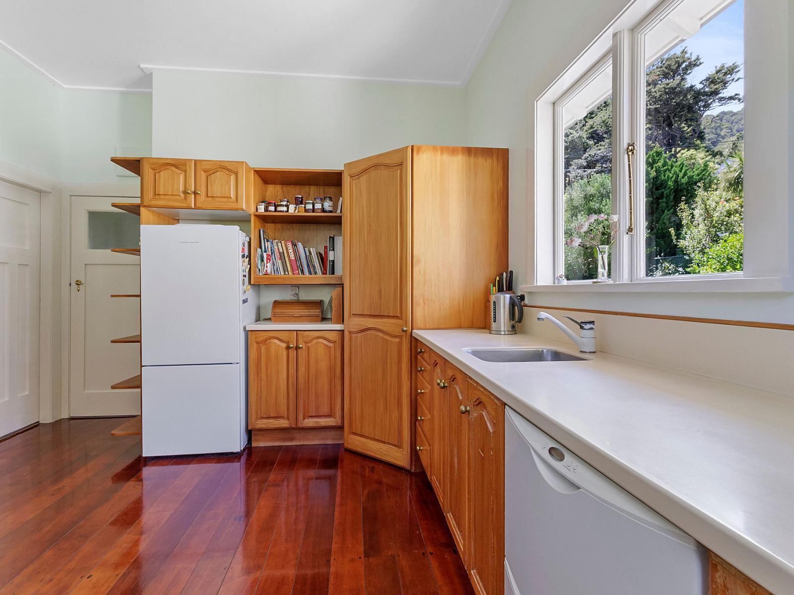 28 Kotari Road, Days Bay, Eastbourne 28 Kotari Road, Days Bay, Eastbourne