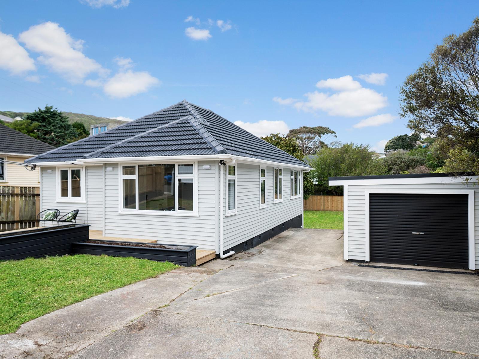 7 Massey Street, Tawa 7 Massey Street, Tawa