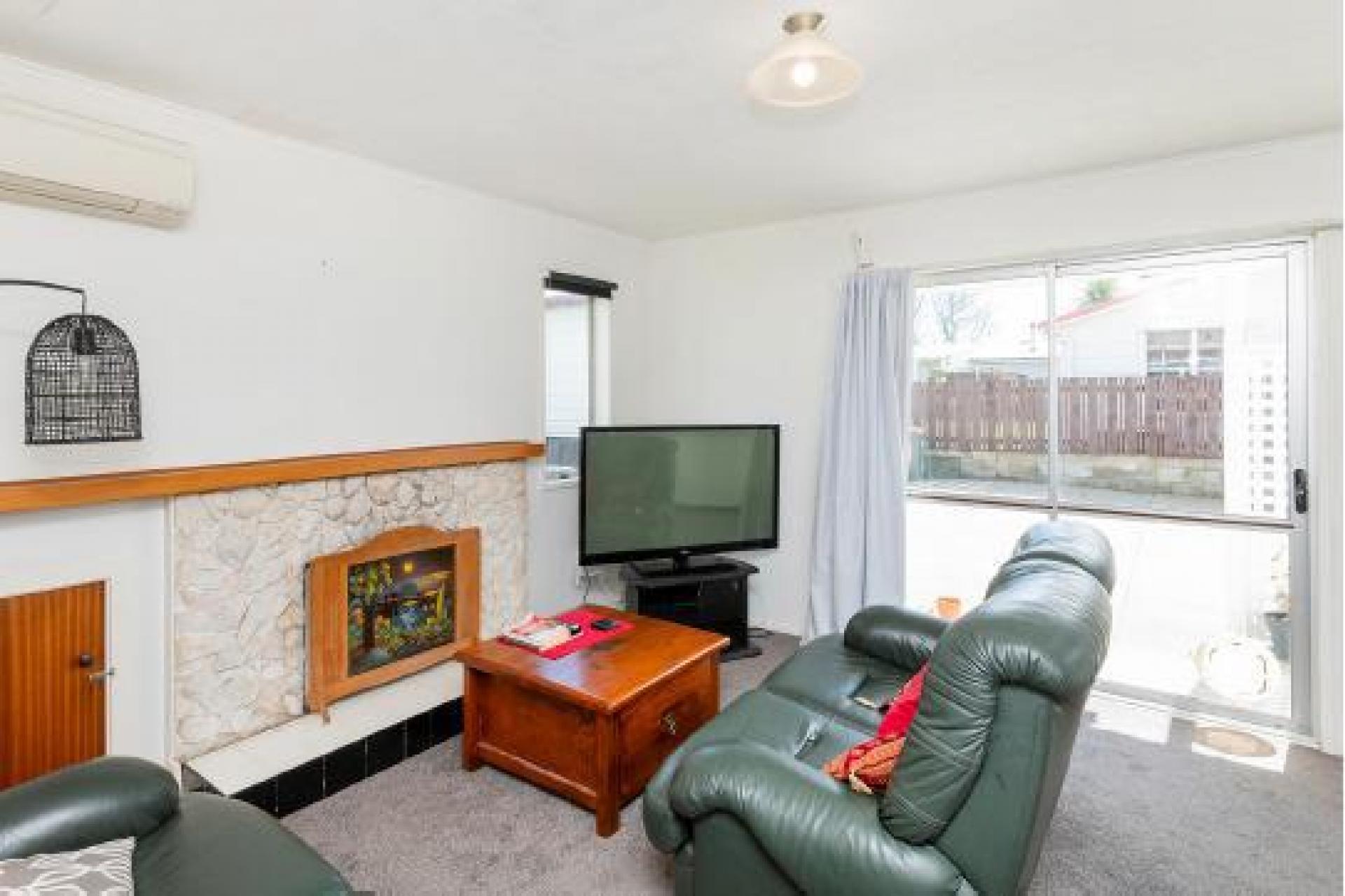 Unit B, 113 Lytton Road , Riverdale