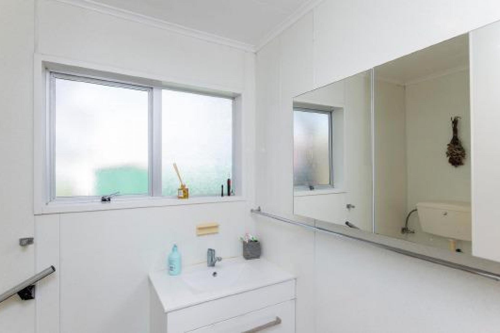 Unit B, 113 Lytton Road , Riverdale
