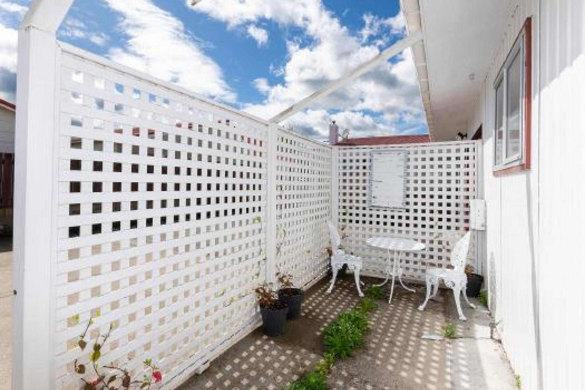 Unit B, 113 Lytton Road , Riverdale