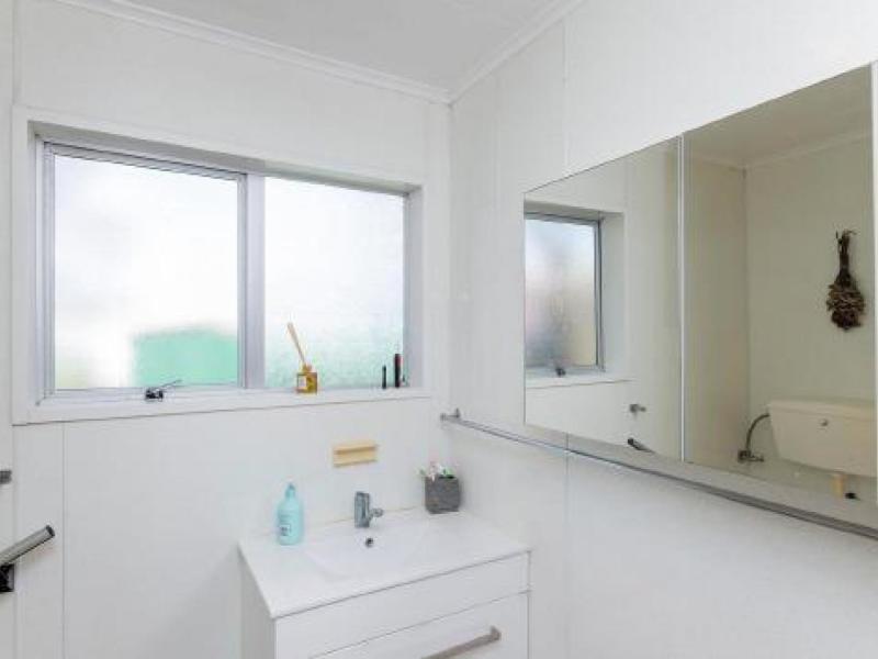 Unit B, 113 Lytton Road , Riverdale
