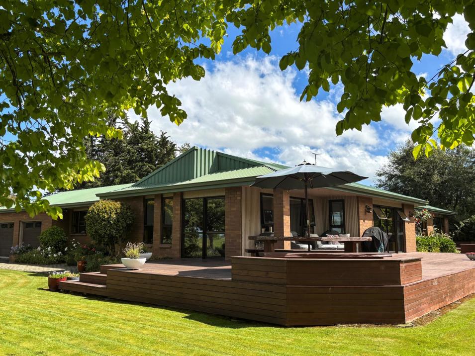 867 Hundred Line Road East, South Hillend