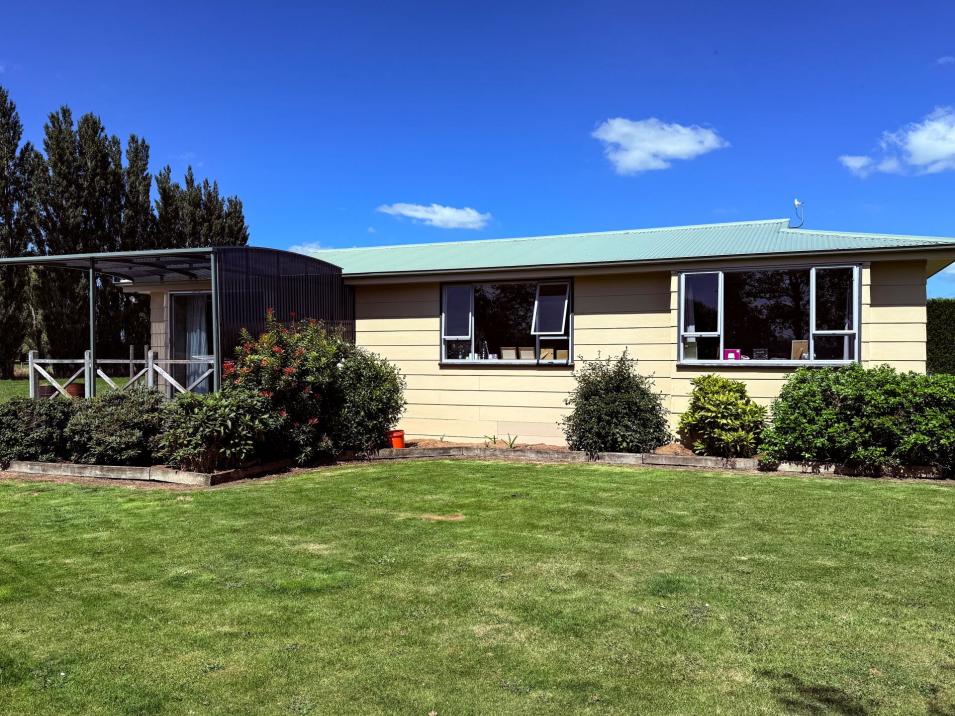 867 Hundred Line Road East, South Hillend