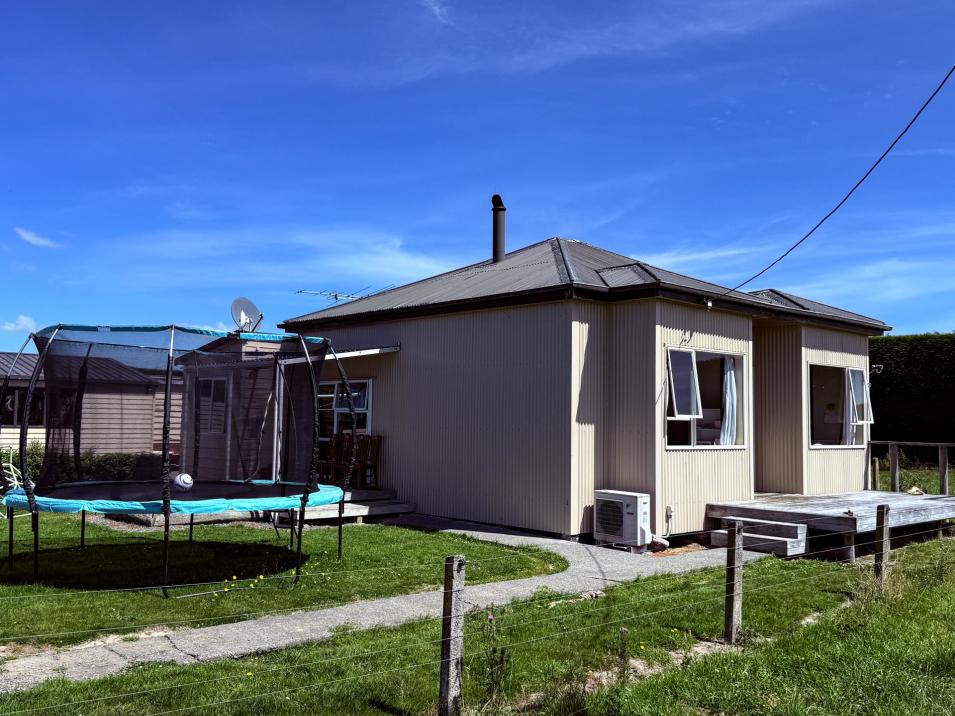 867 Hundred Line Road East, South Hillend