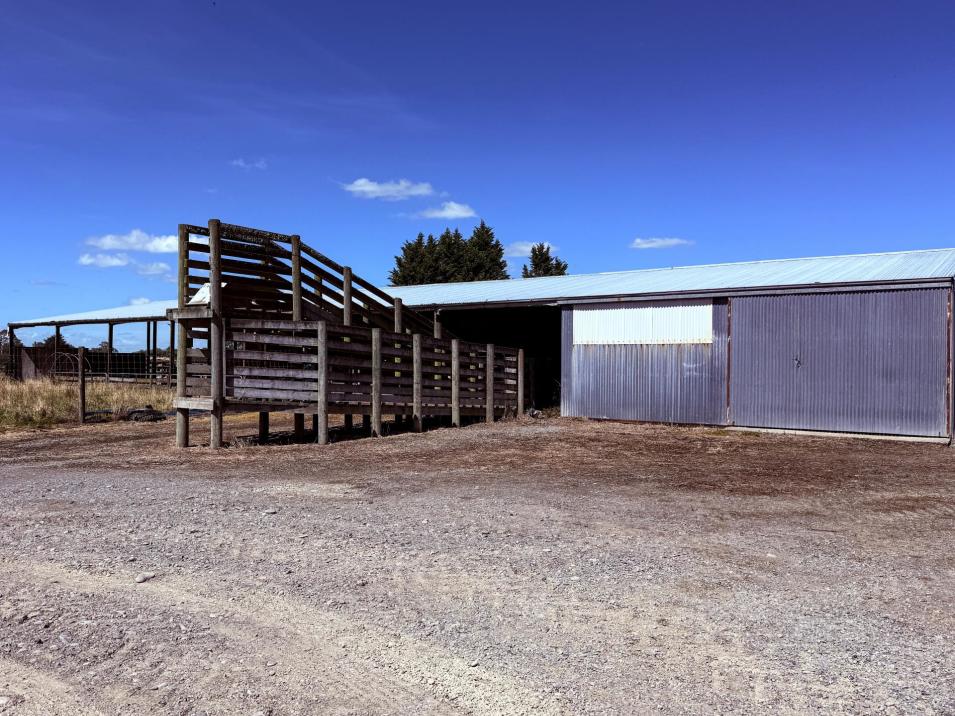 867 Hundred Line Road East, South Hillend