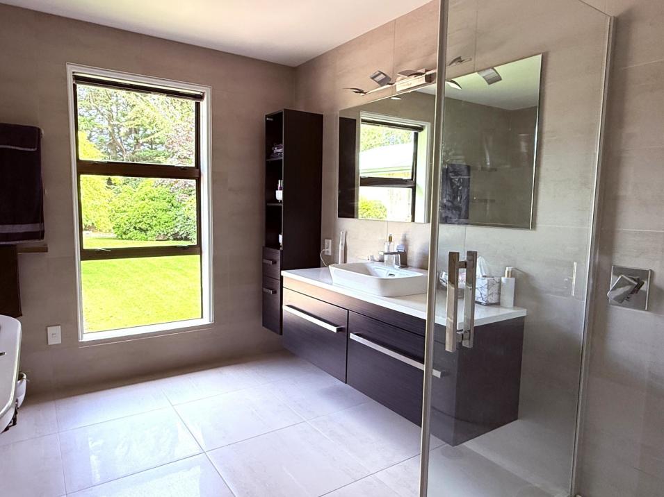 867 Hundred Line Road East, South Hillend