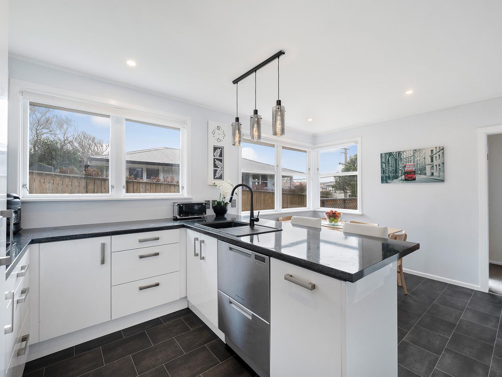 6 Jay Street, Paparangi