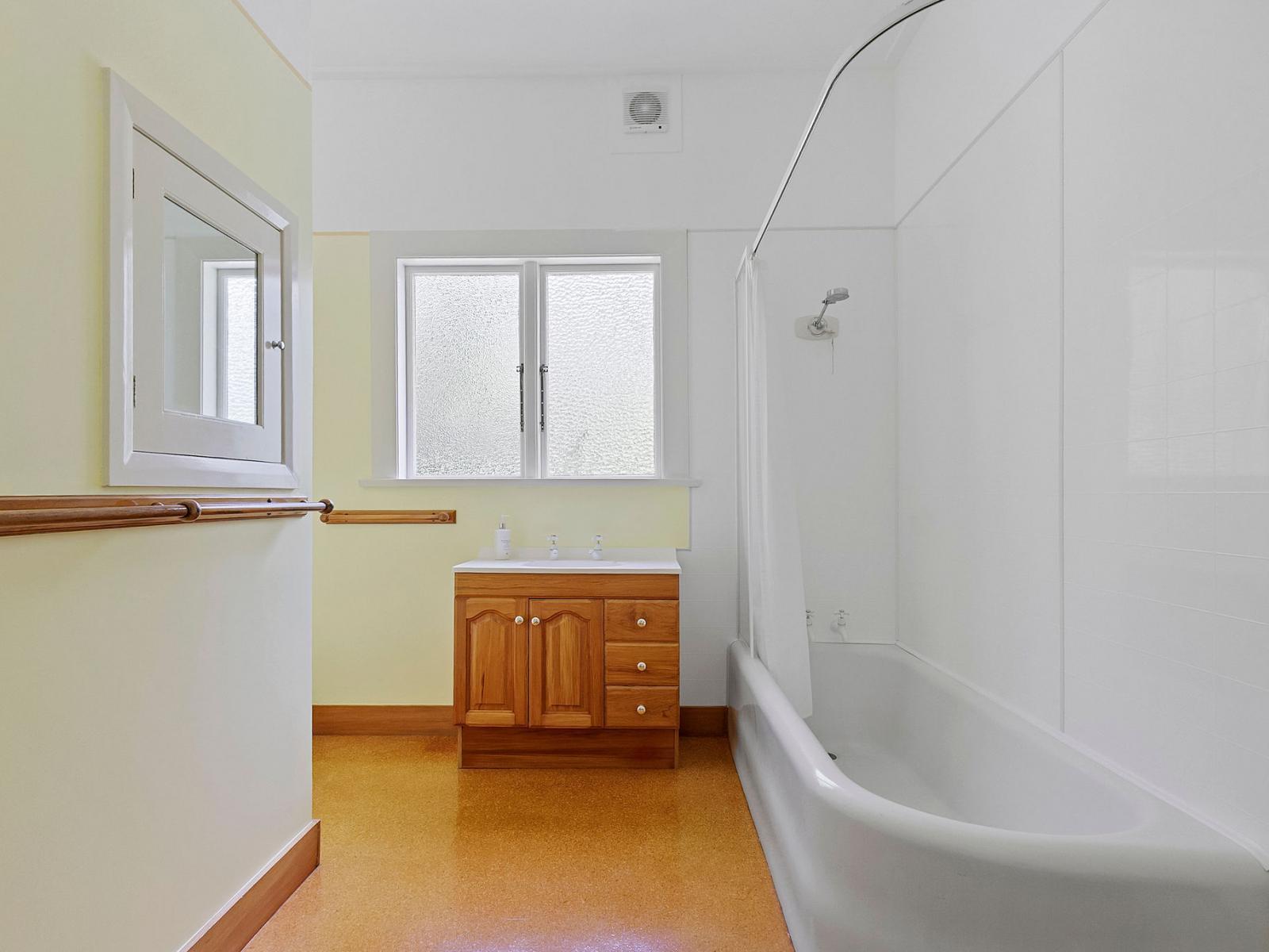 28 Kotari Road, Days Bay, Eastbourne 28 Kotari Road, Days Bay, Eastbourne