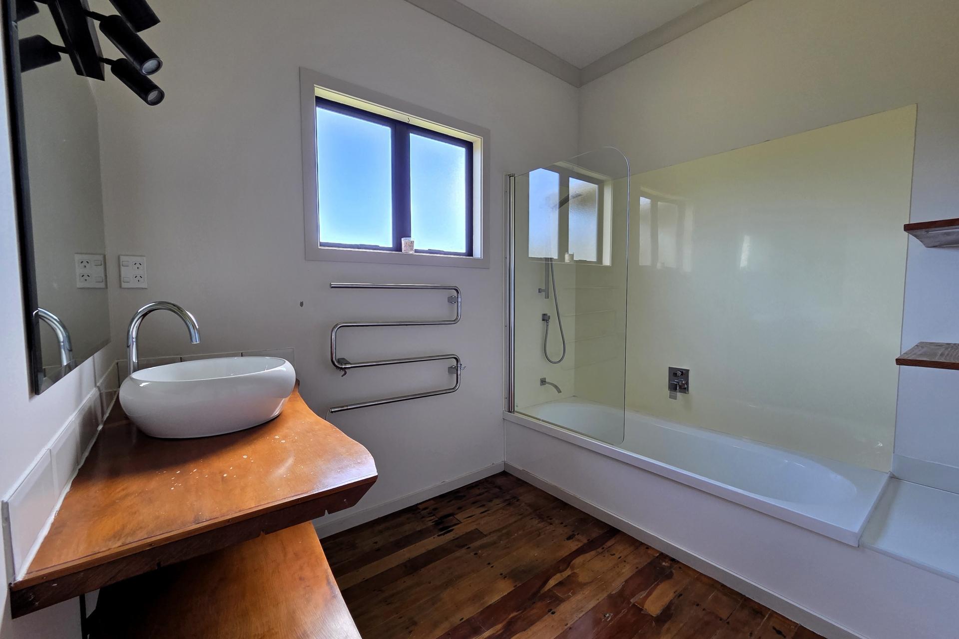 378 Notorious Road, Mahuta