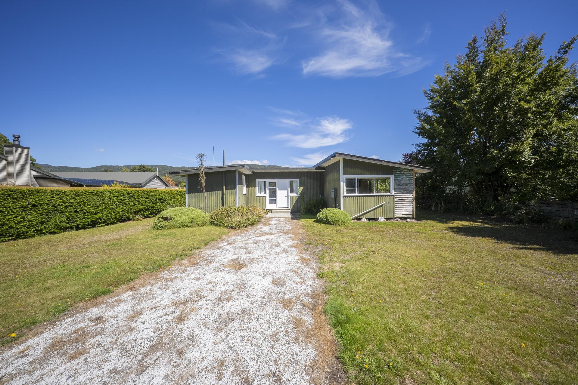 36 Home Street, Manapouri
