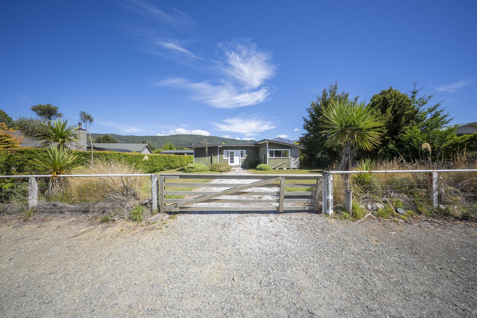 36 Home Street, Manapouri