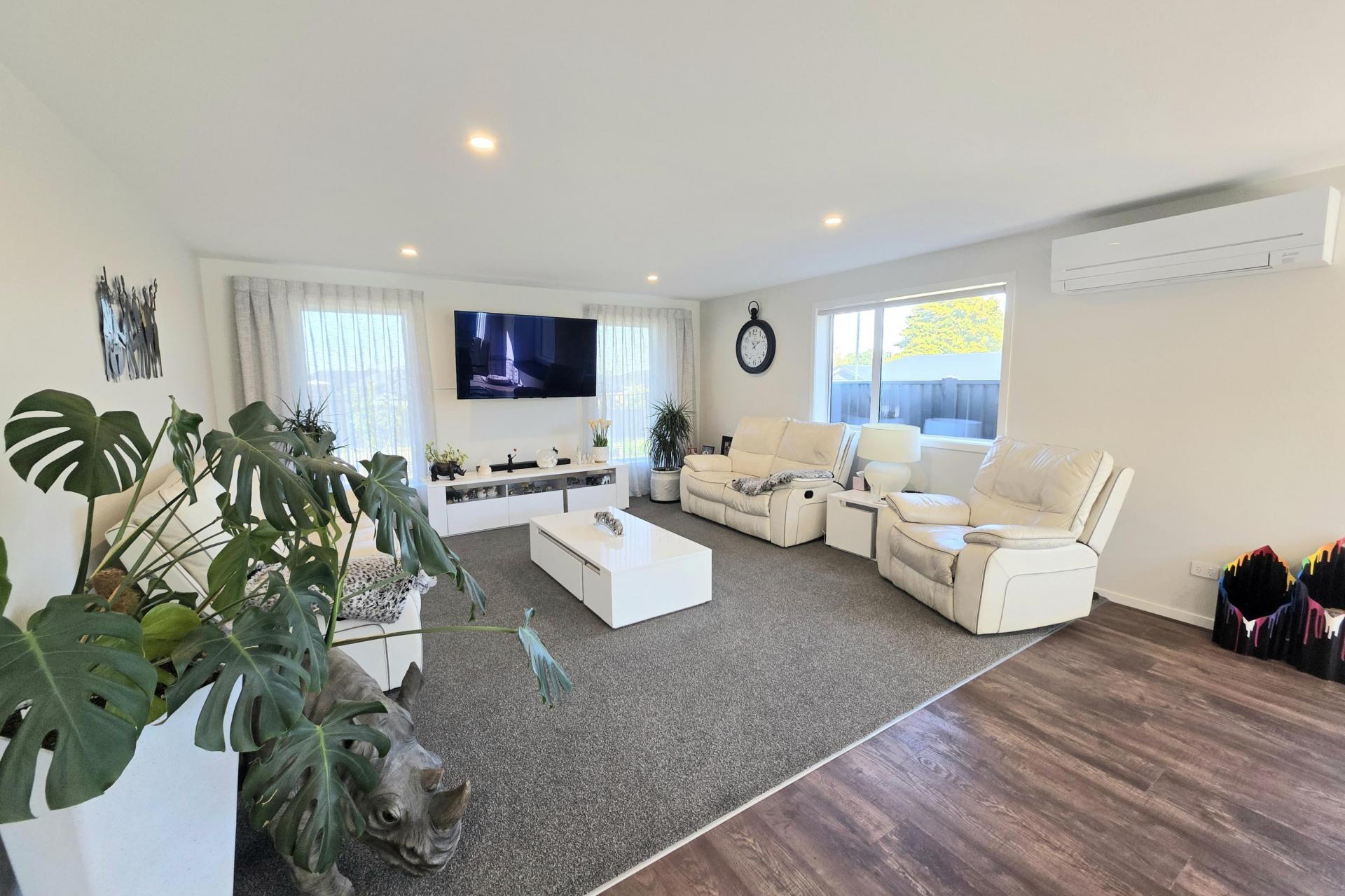 15 Royal Oak Crescent, Holmes Hill