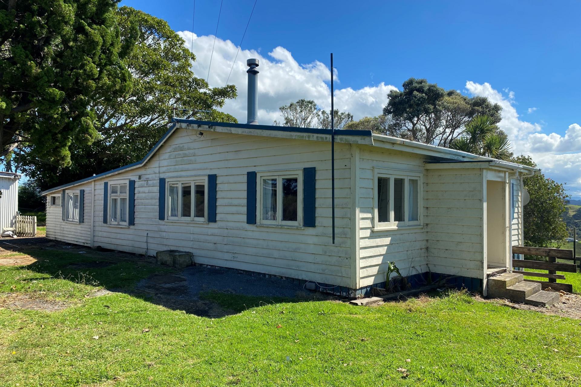 111 Hamlin Road, Pollok