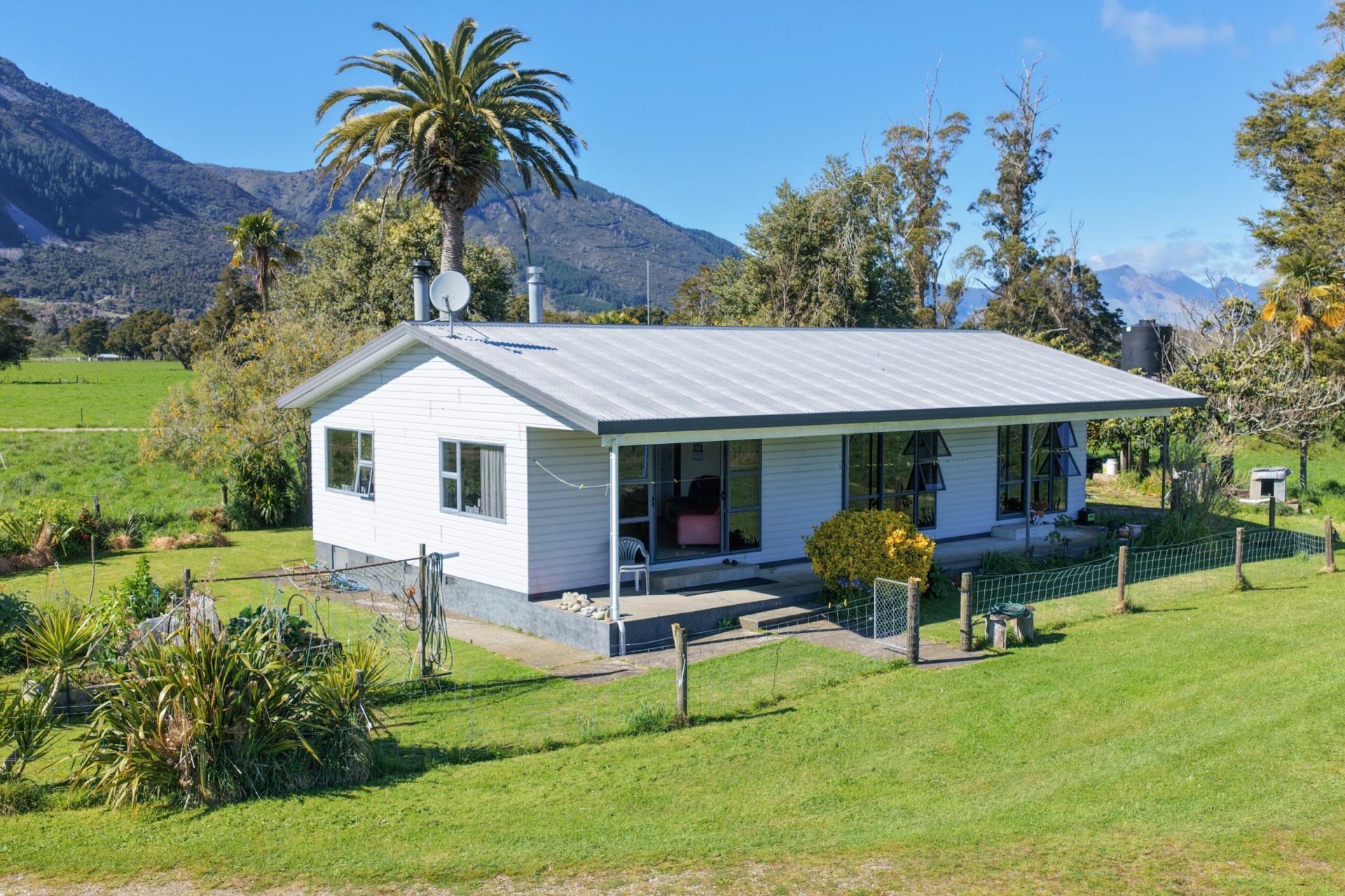 84 Loop Road, East Takaka