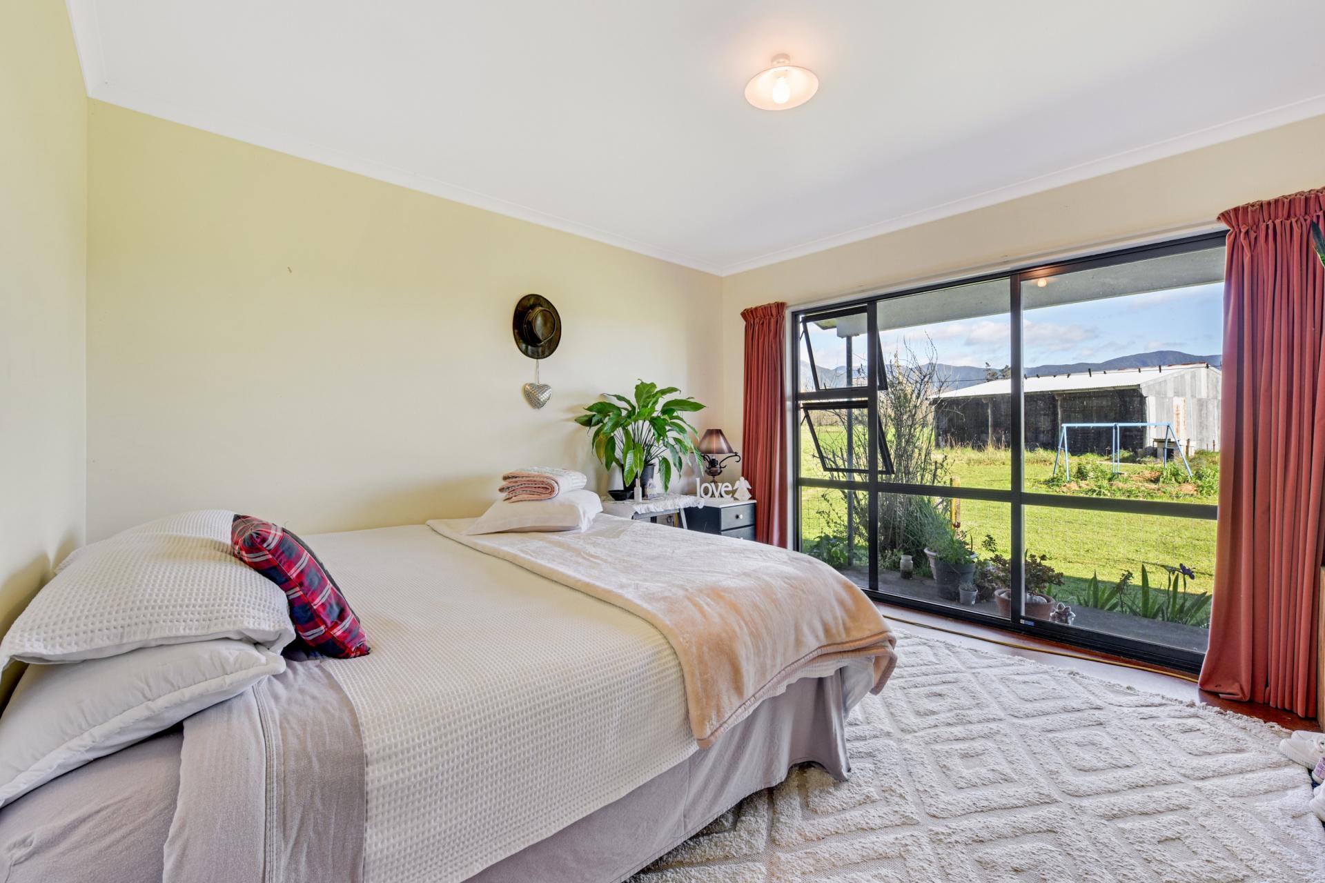 84 Loop Road, East Takaka