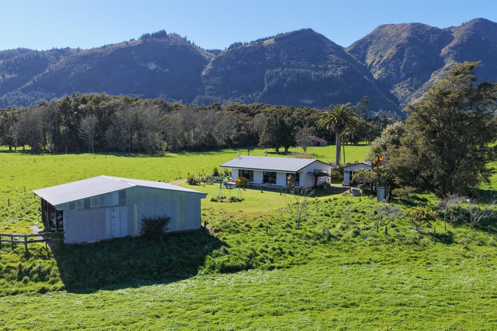 84 Loop Road, East Takaka