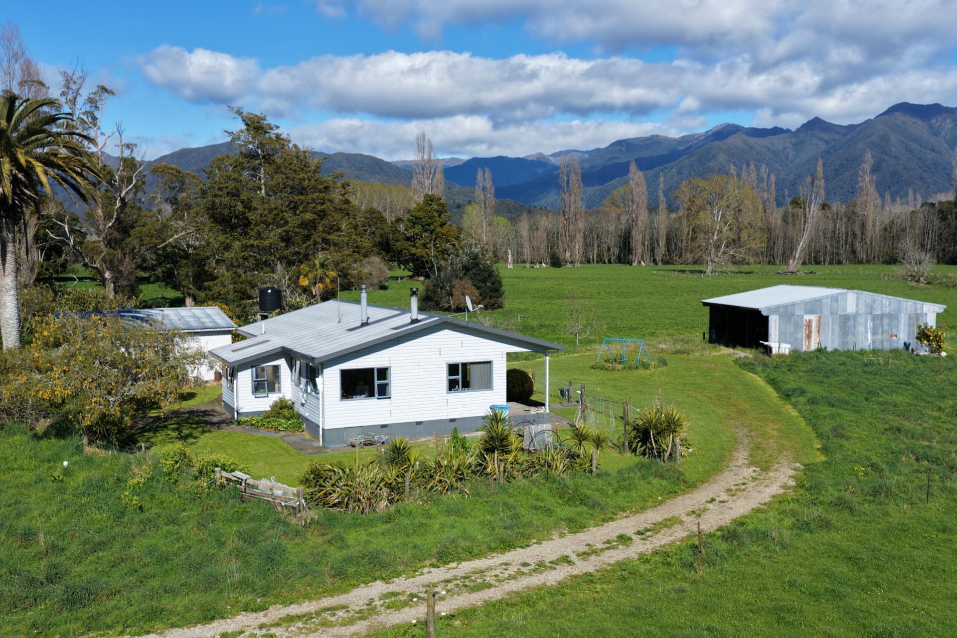 84 Loop Road, East Takaka