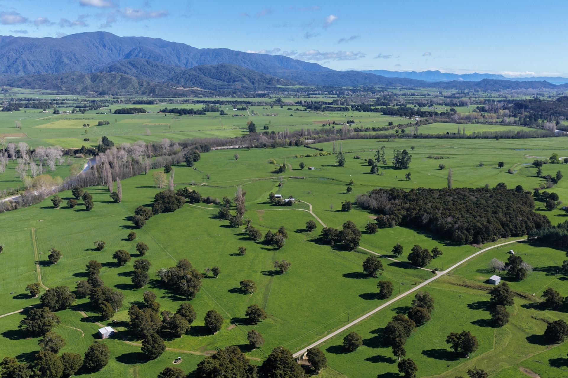 84 Loop Road, East Takaka