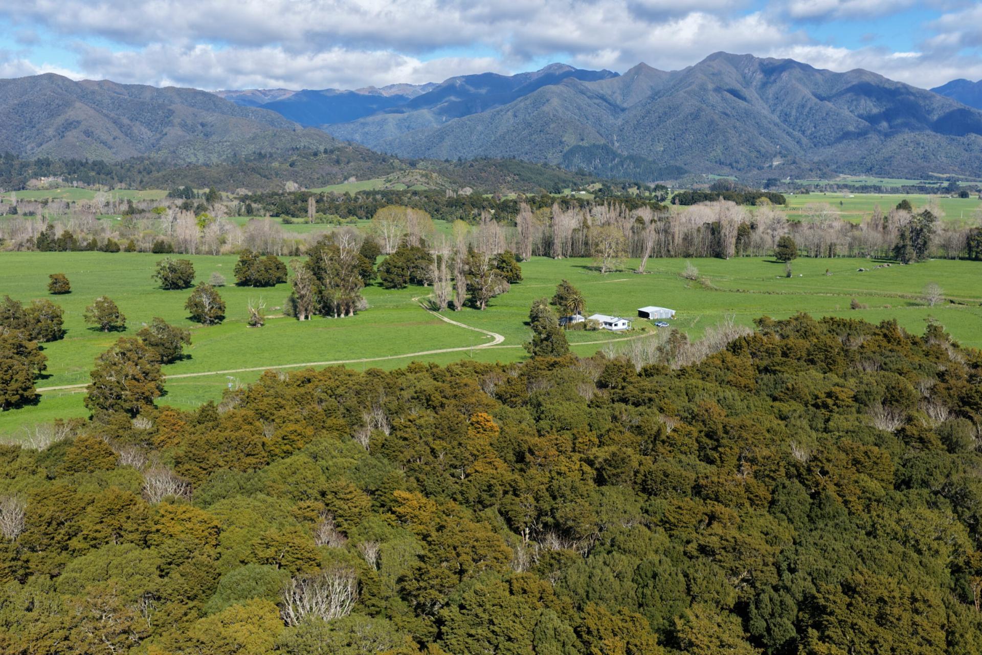 84 Loop Road, East Takaka