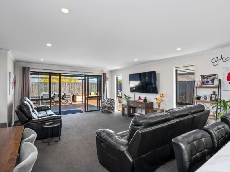 11-eastbank-drive-katikati
