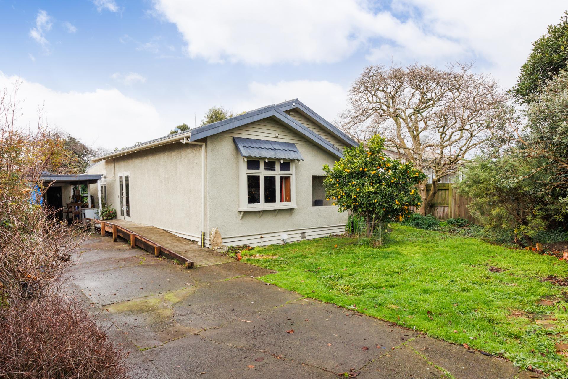 85 Shamrock Street, Takaro