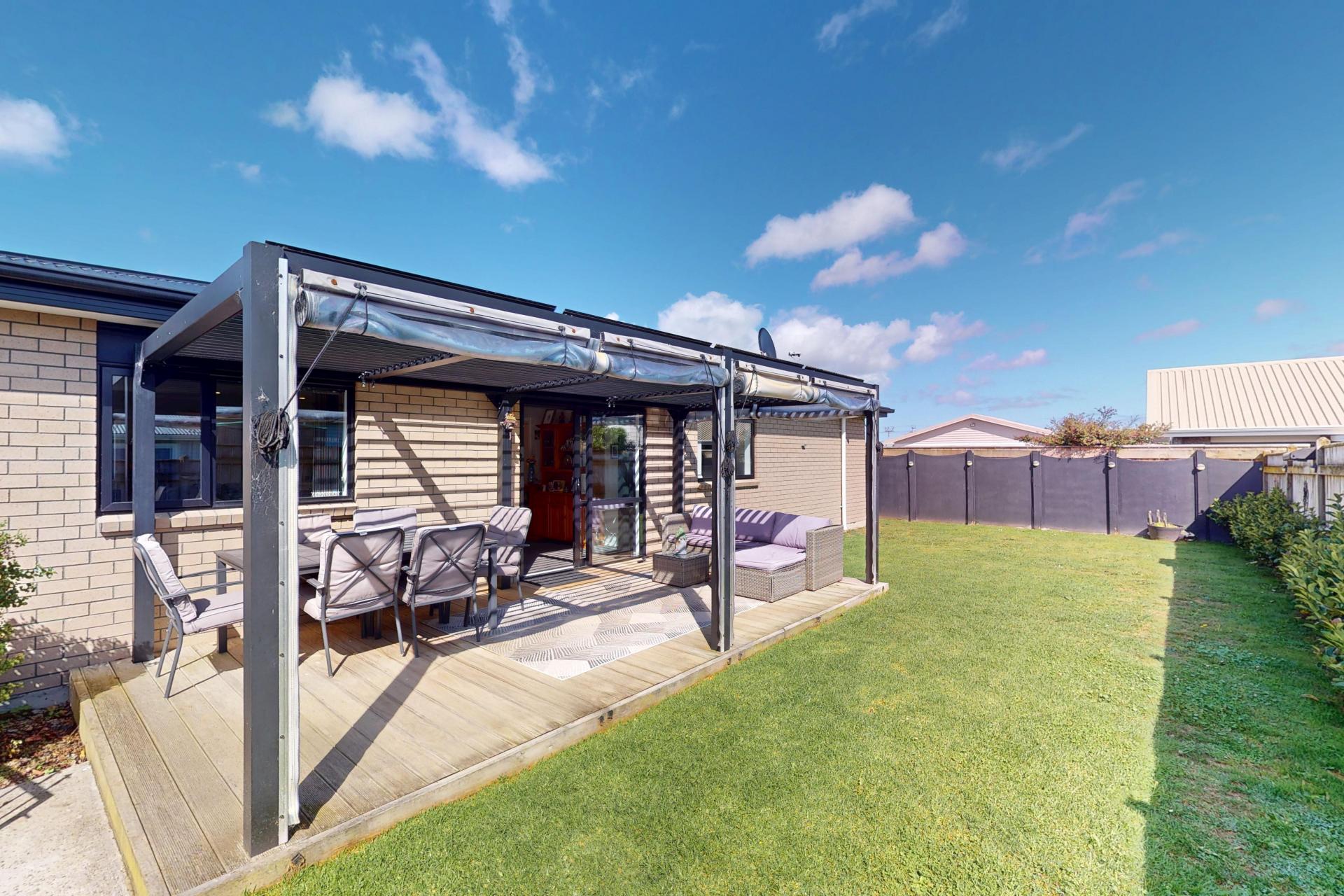 100A Queen Street West, Levin