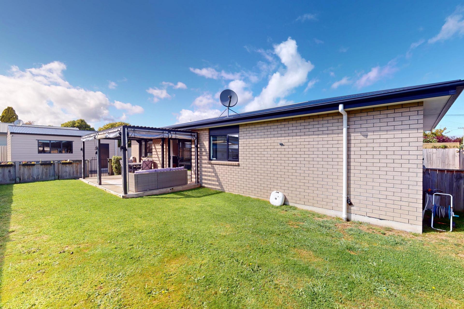 100A Queen Street West, Levin