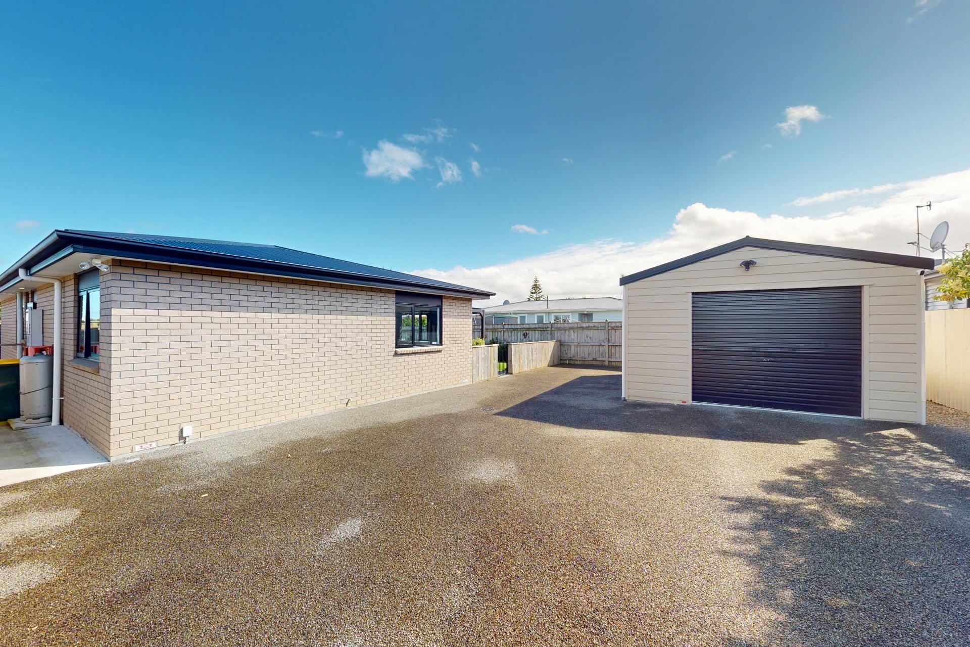 100A Queen Street West, Levin