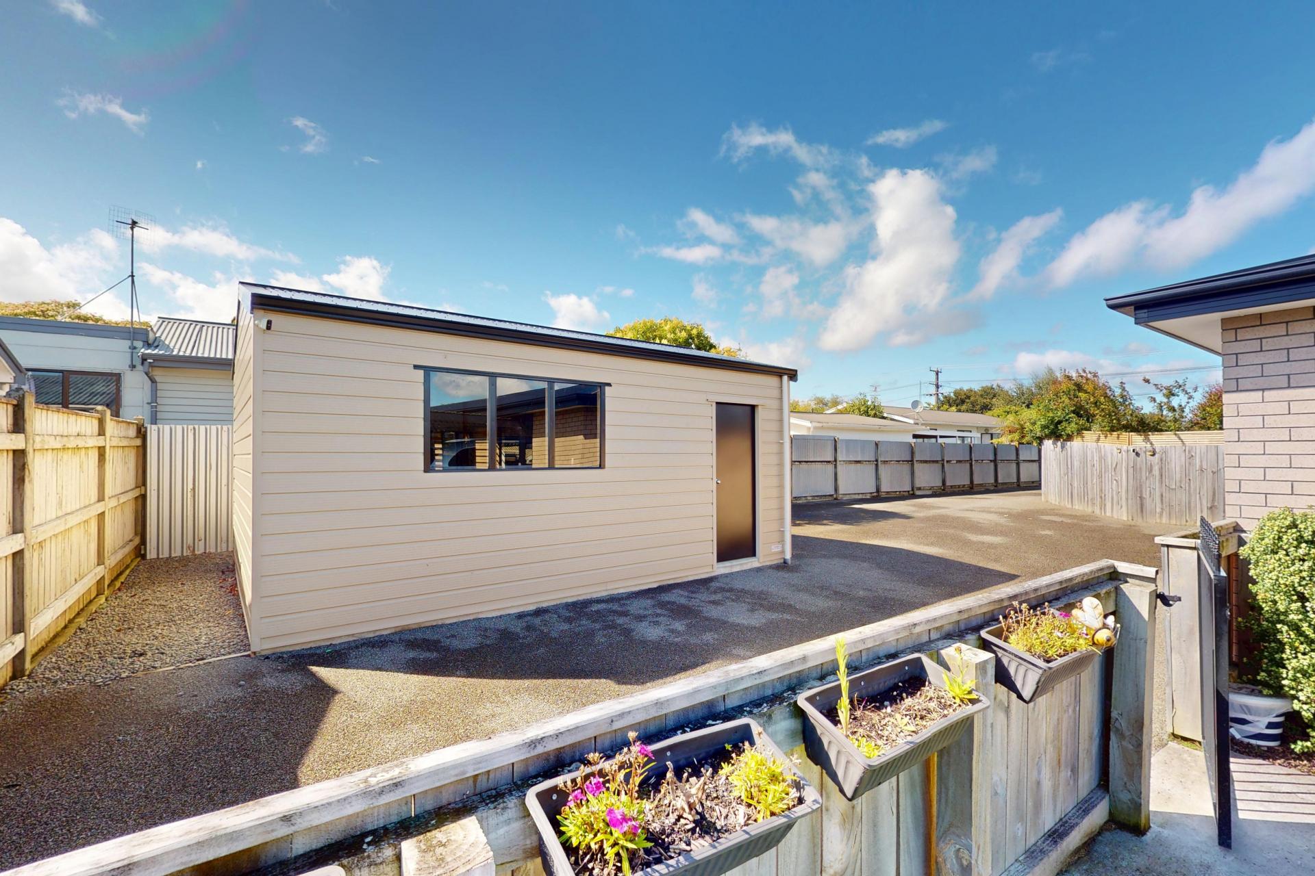 100A Queen Street West, Levin