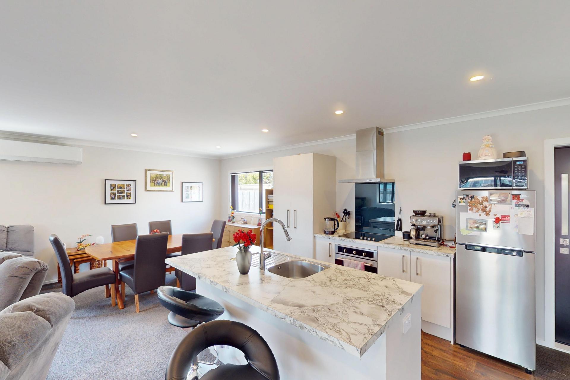 100A Queen Street West, Levin