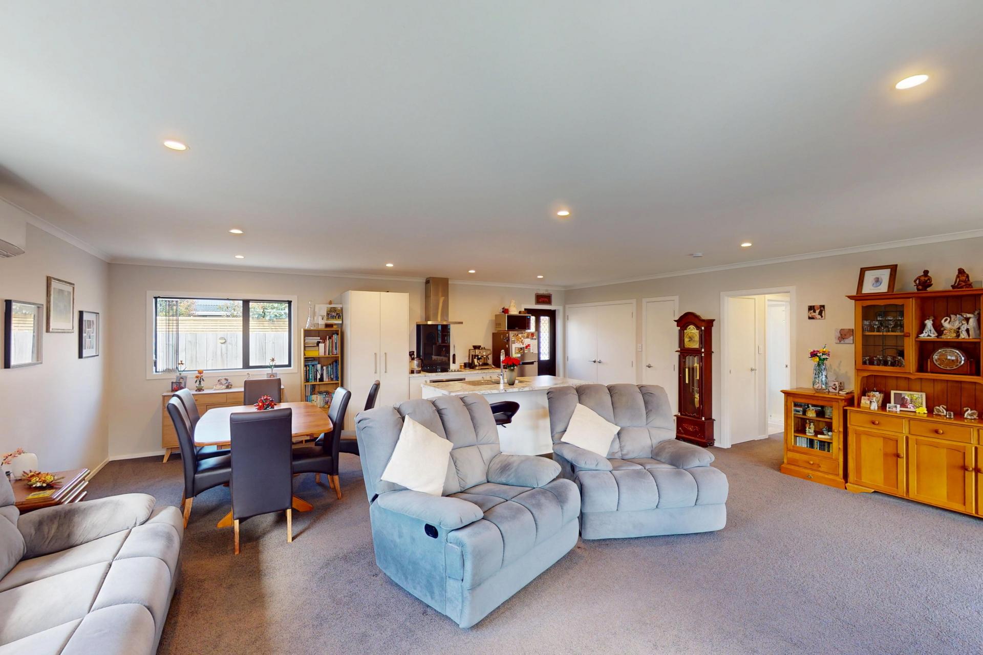 100A Queen Street West, Levin