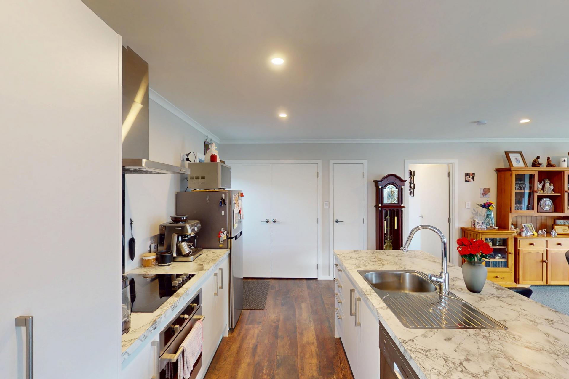 100A Queen Street West, Levin