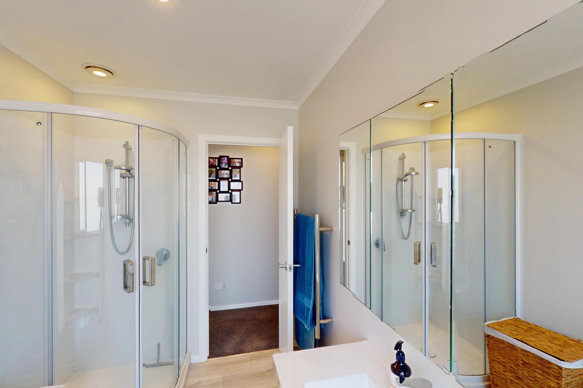 100A Queen Street West, Levin