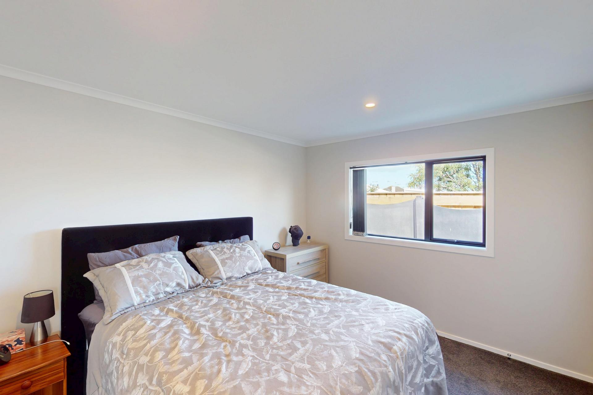 100A Queen Street West, Levin