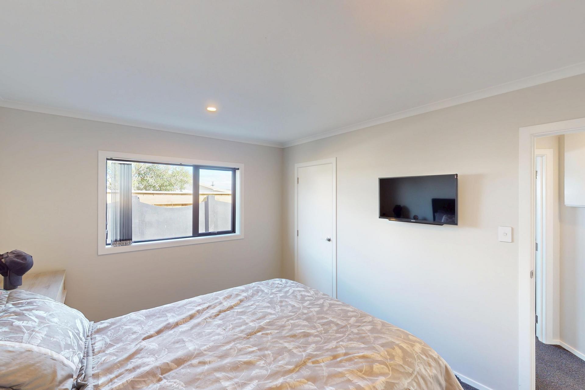 100A Queen Street West, Levin