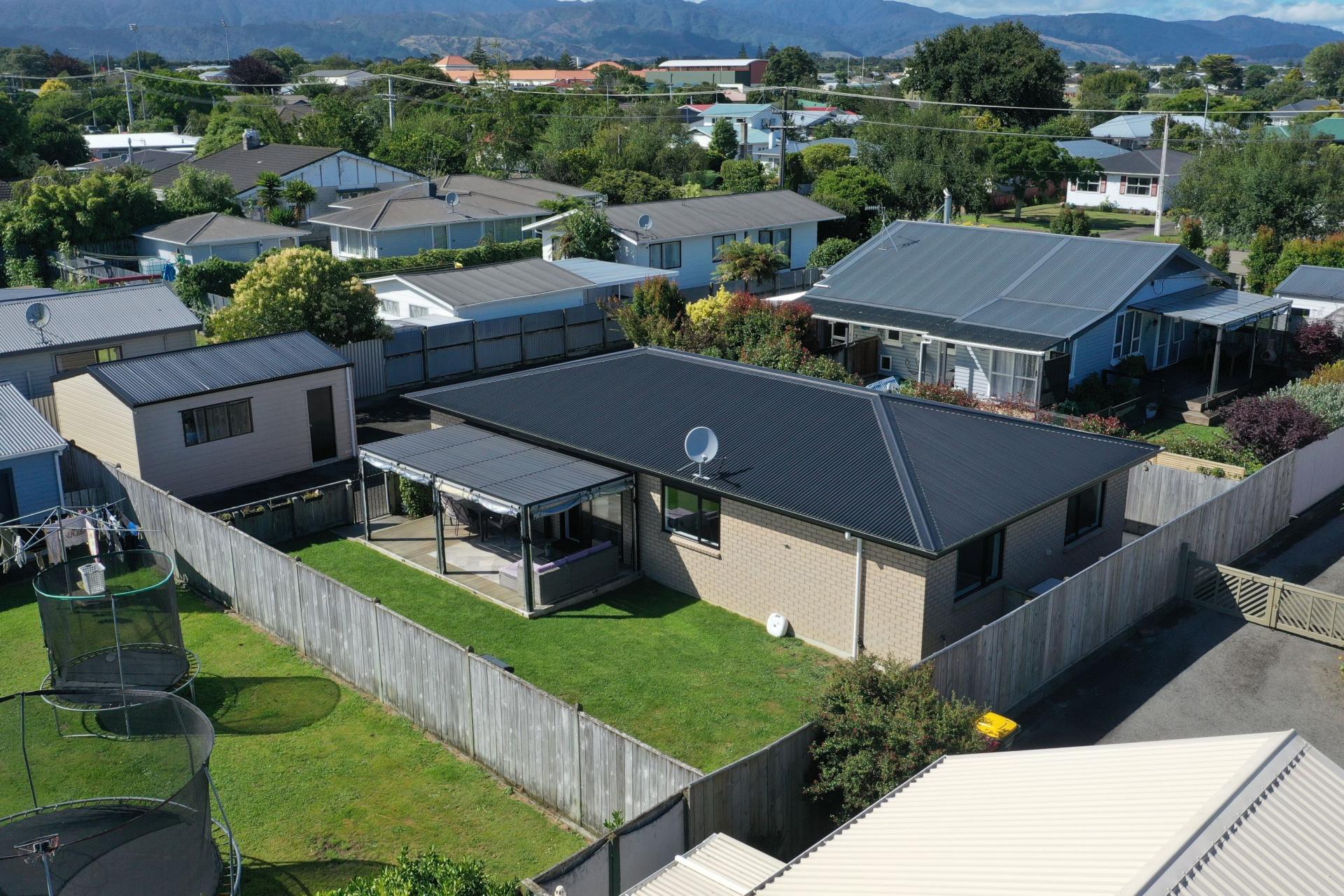 100A Queen Street West, Levin