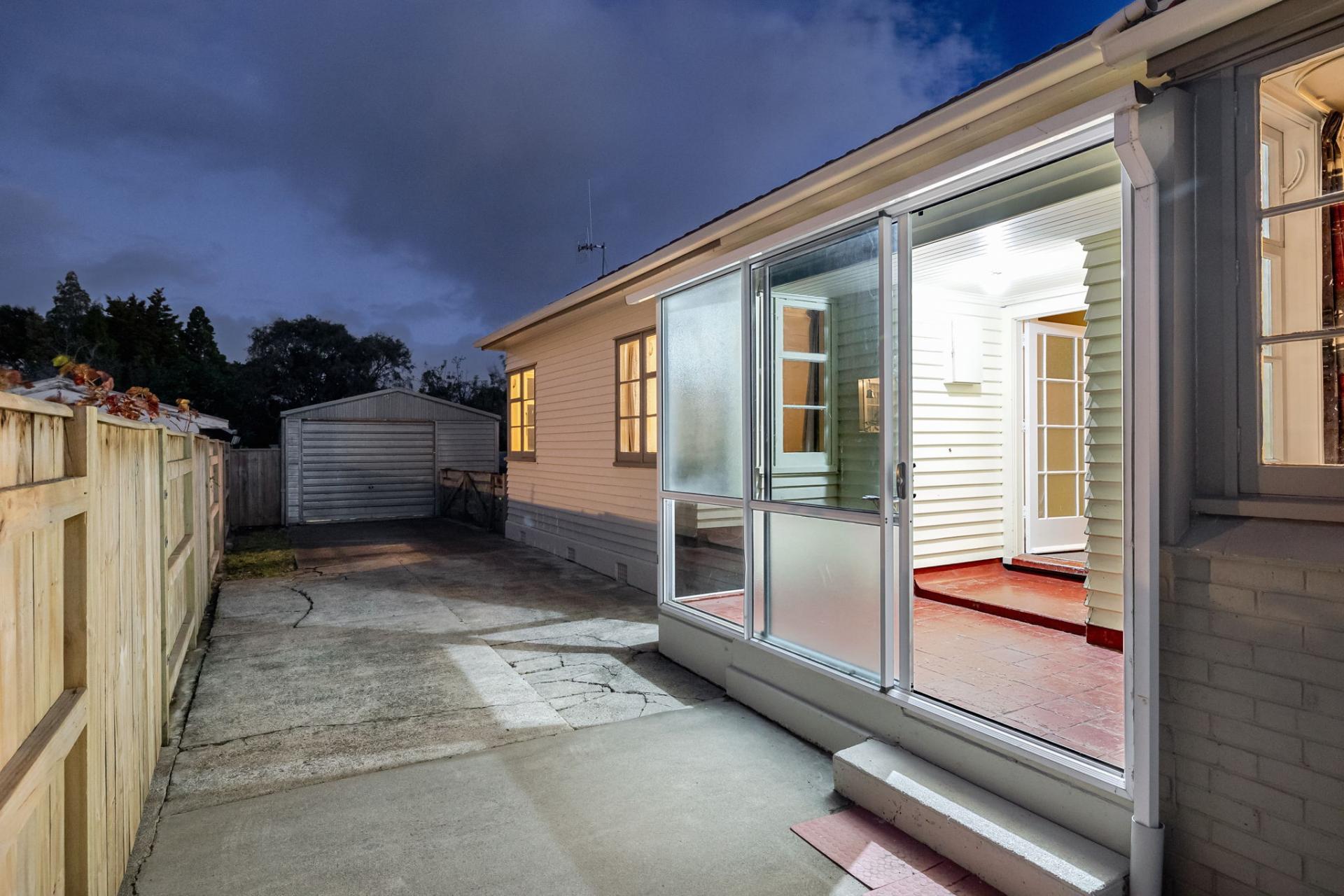 27 Savage Crescent, West End