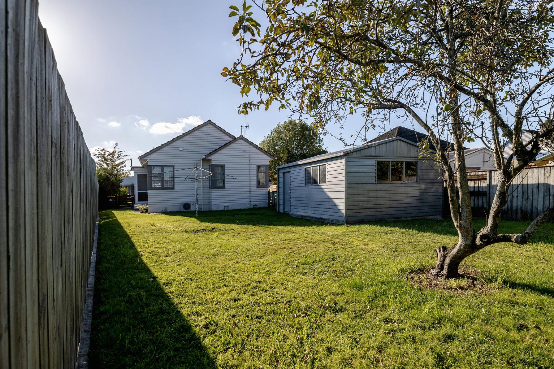 27 Savage Crescent, West End