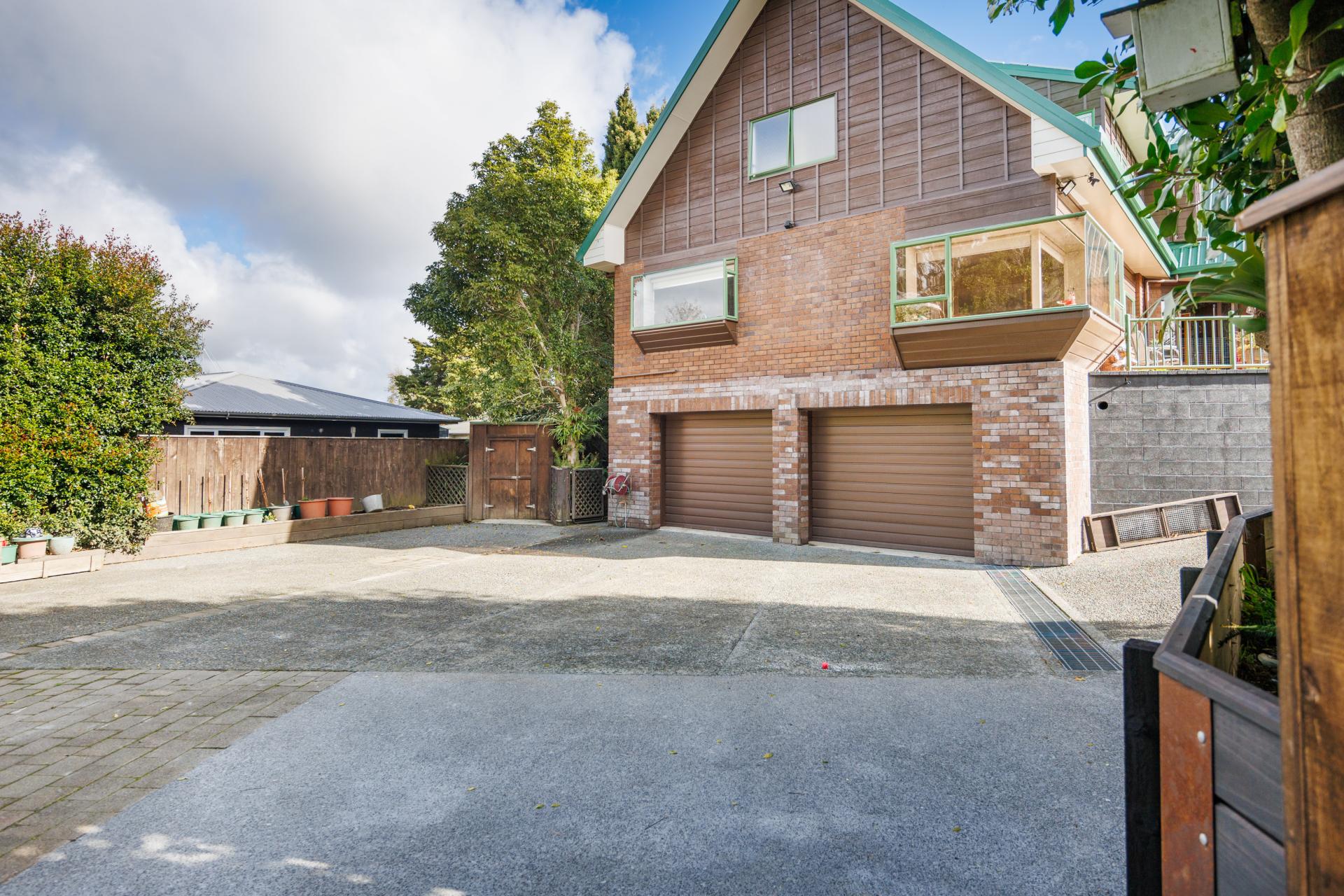 8 Fraser Court, Roslyn