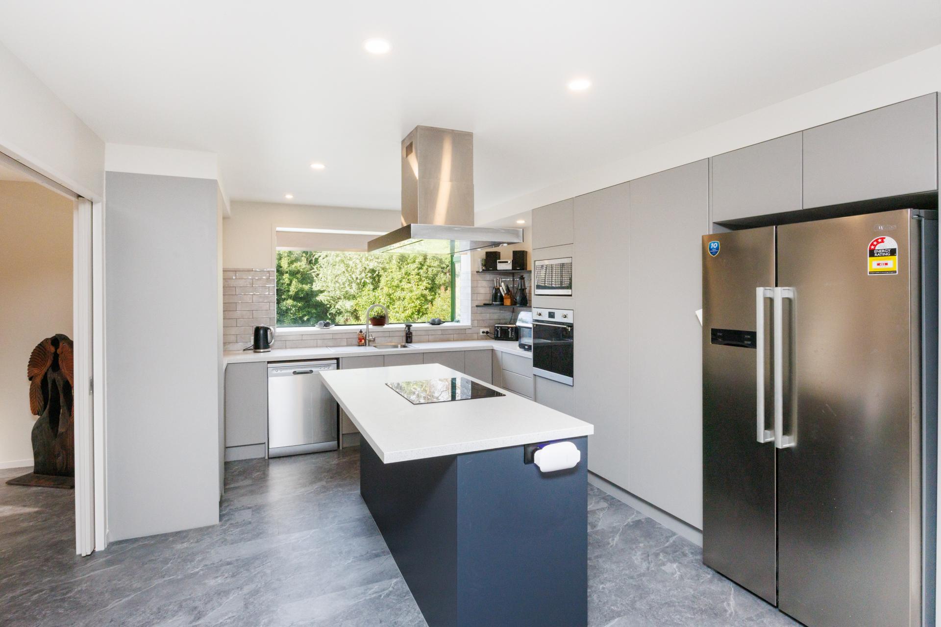 8 Fraser Court, Roslyn