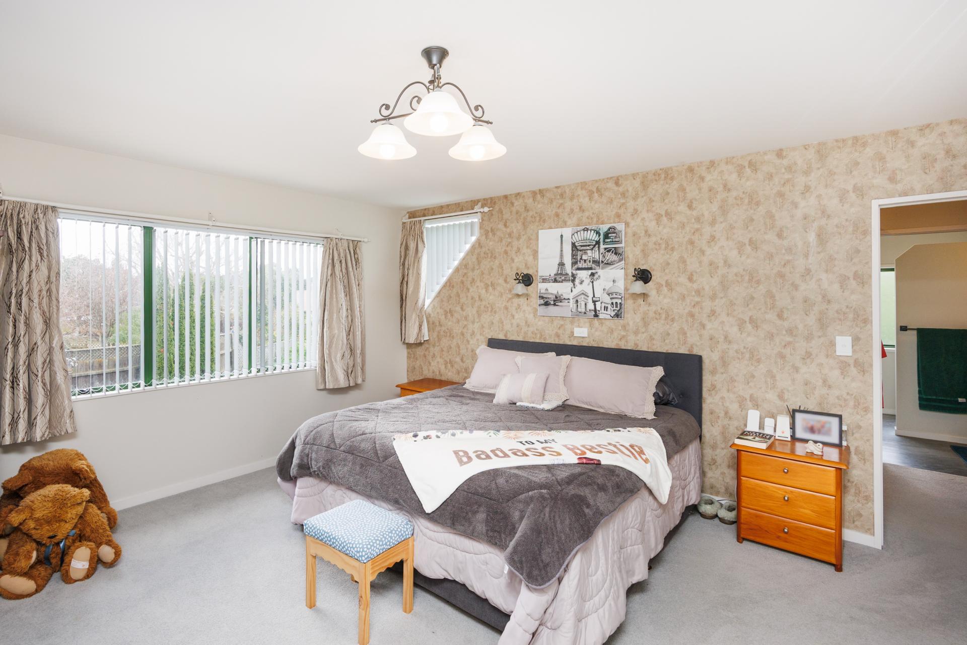 8 Fraser Court, Roslyn