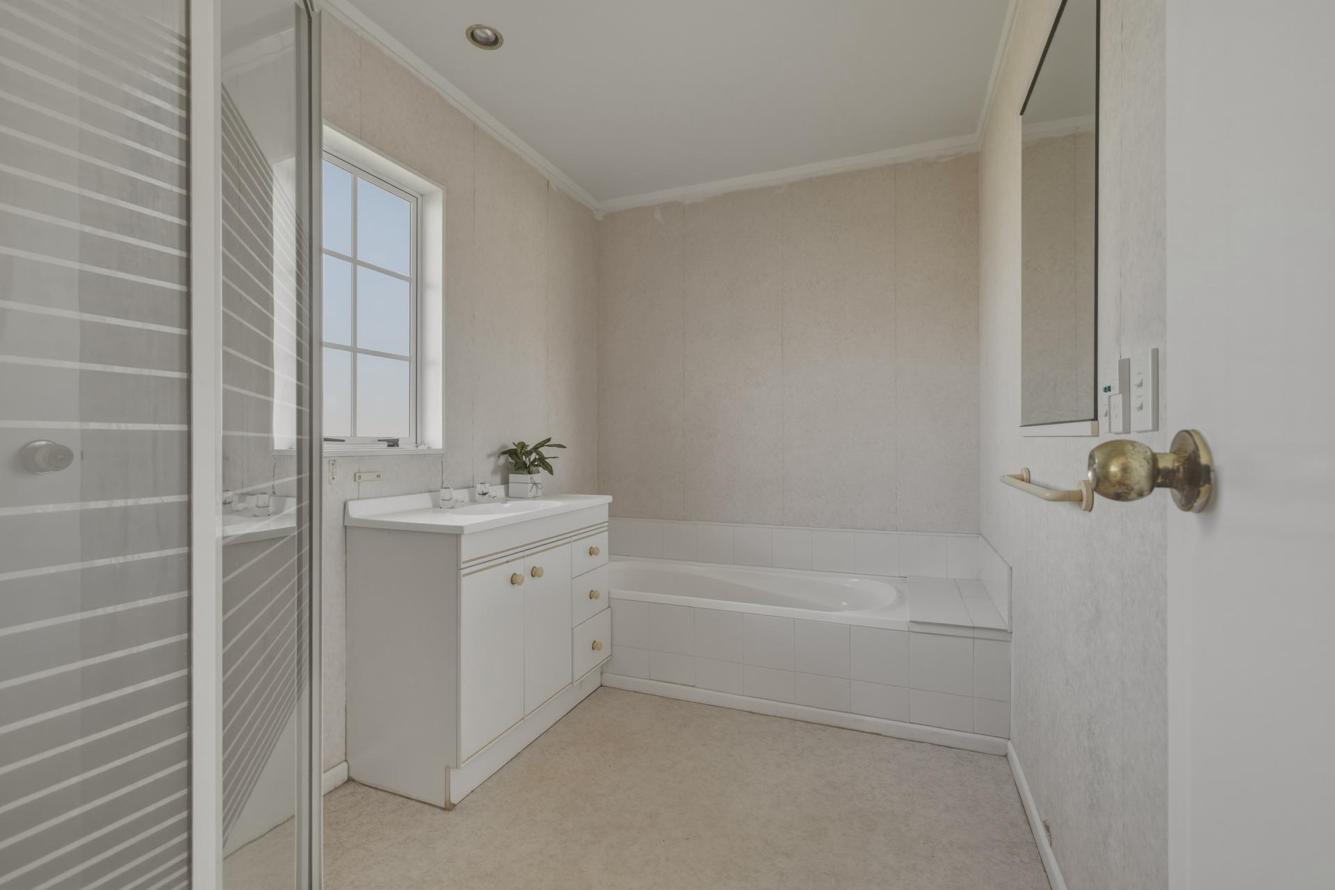 42 Pinedale Parade, Milson