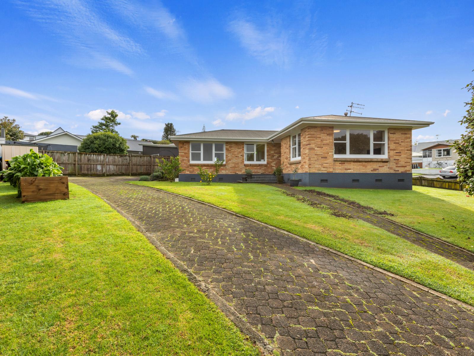1 The Drive, Brookfield