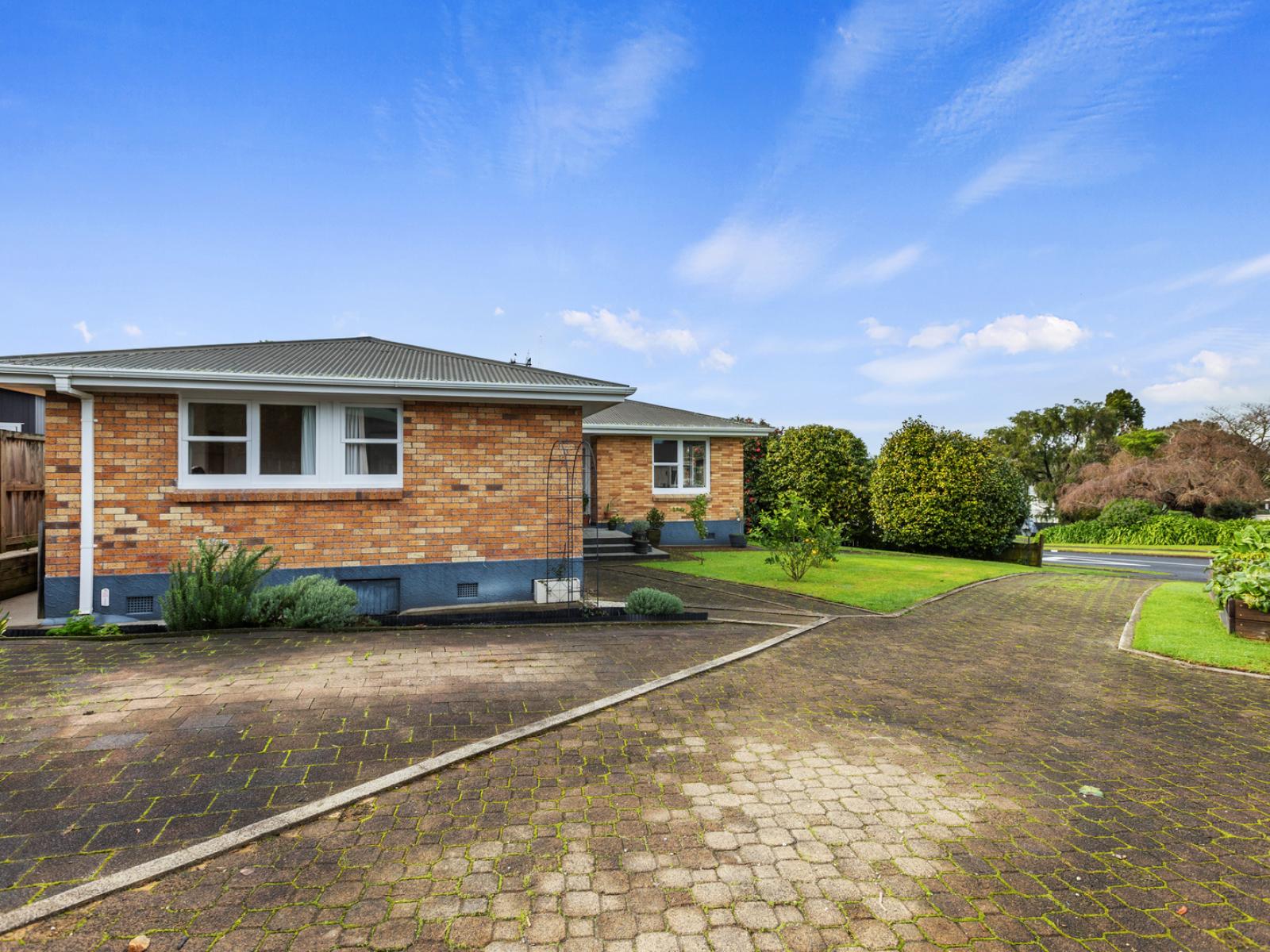 1 The Drive, Brookfield