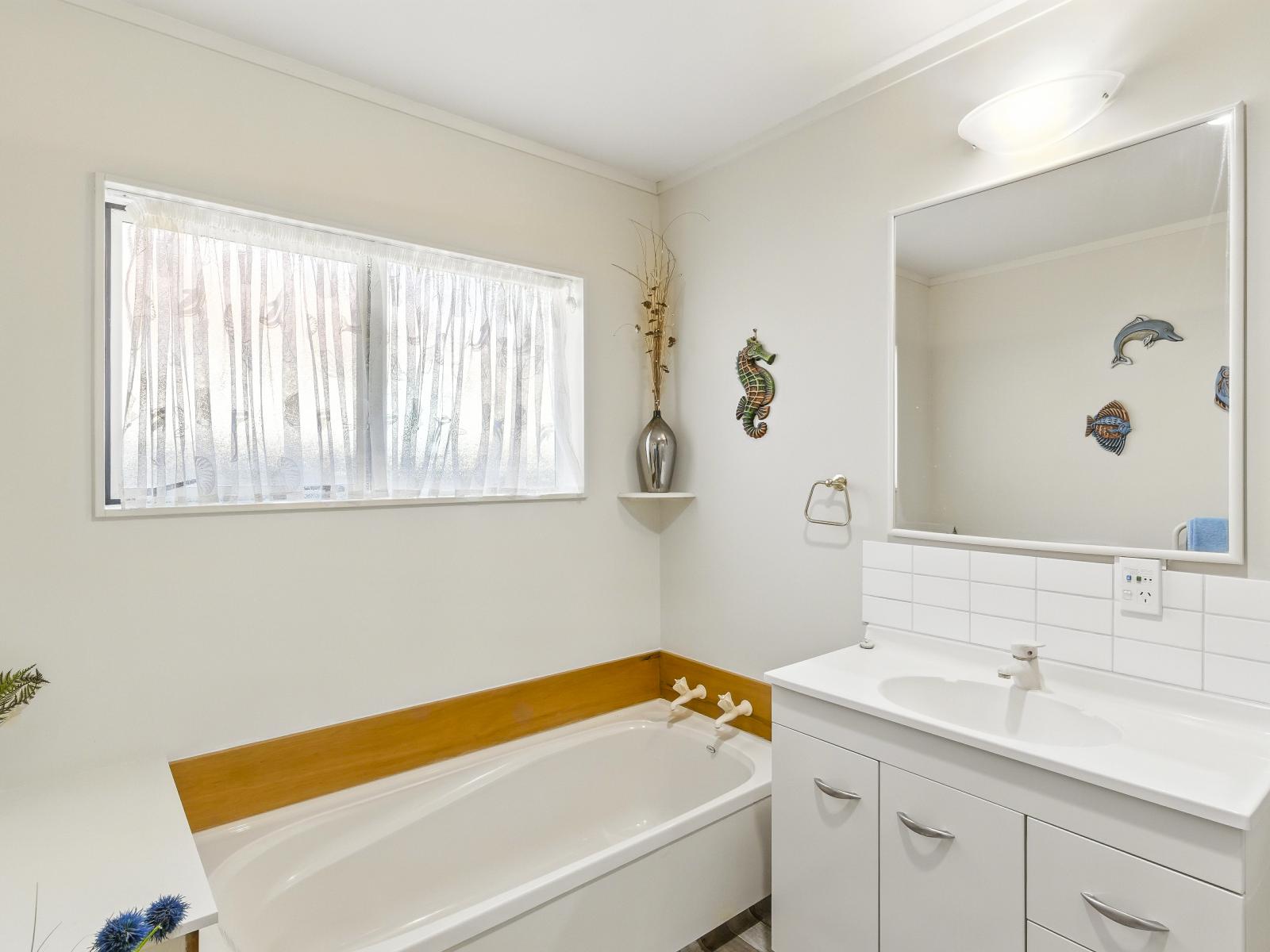 27 Villa Grove, Paraparaumu