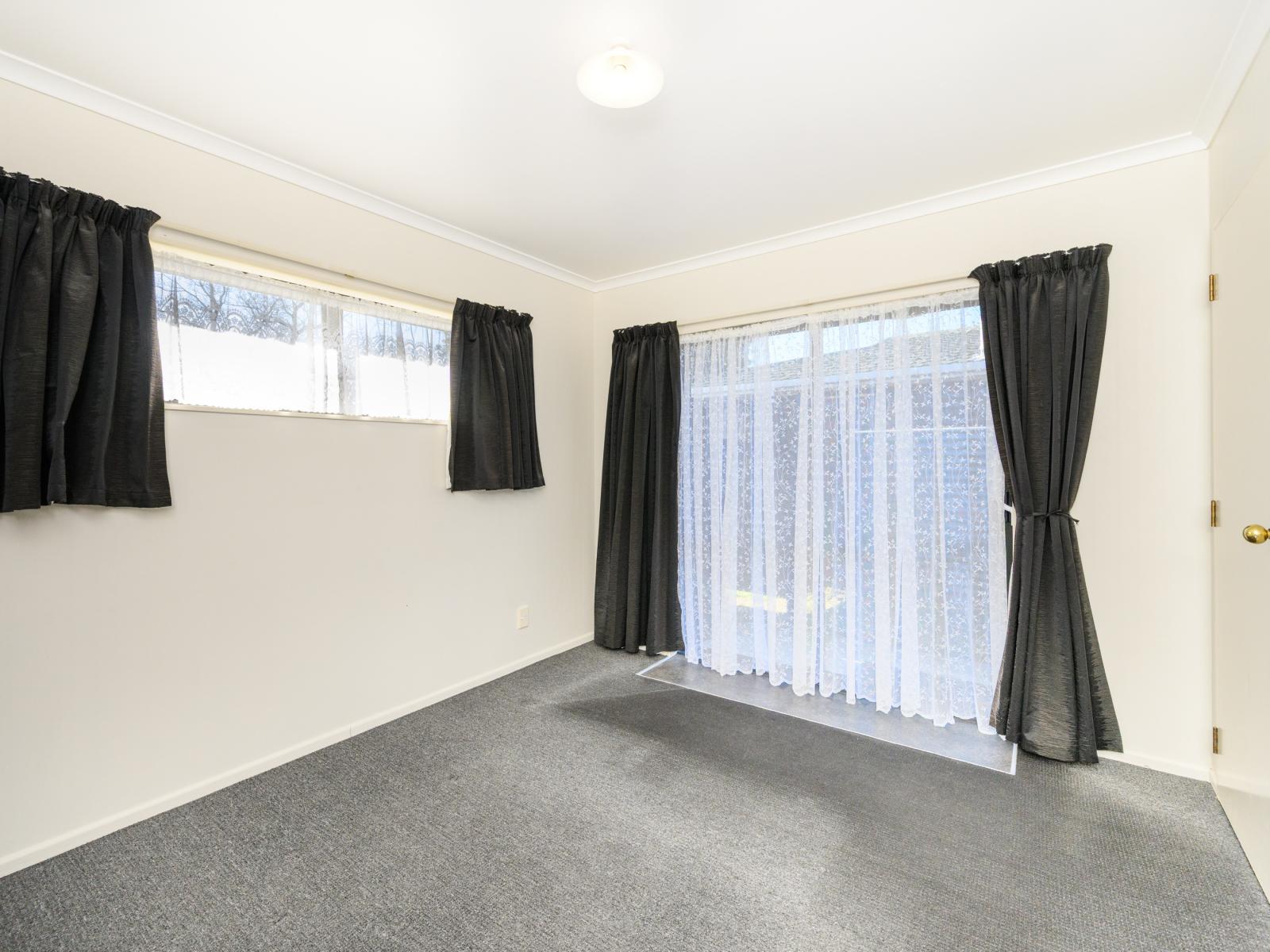 714 Pioneer Highway, Takaro