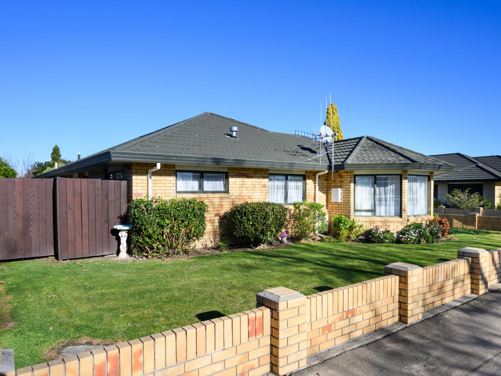 714 Pioneer Highway, Takaro