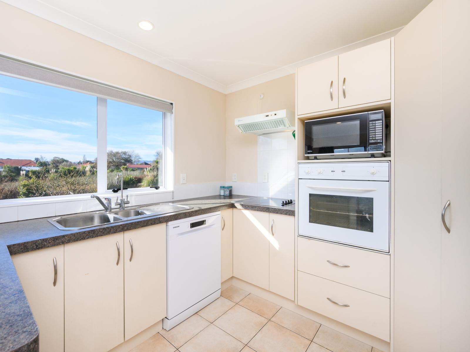 1A Kings Court, Roslyn