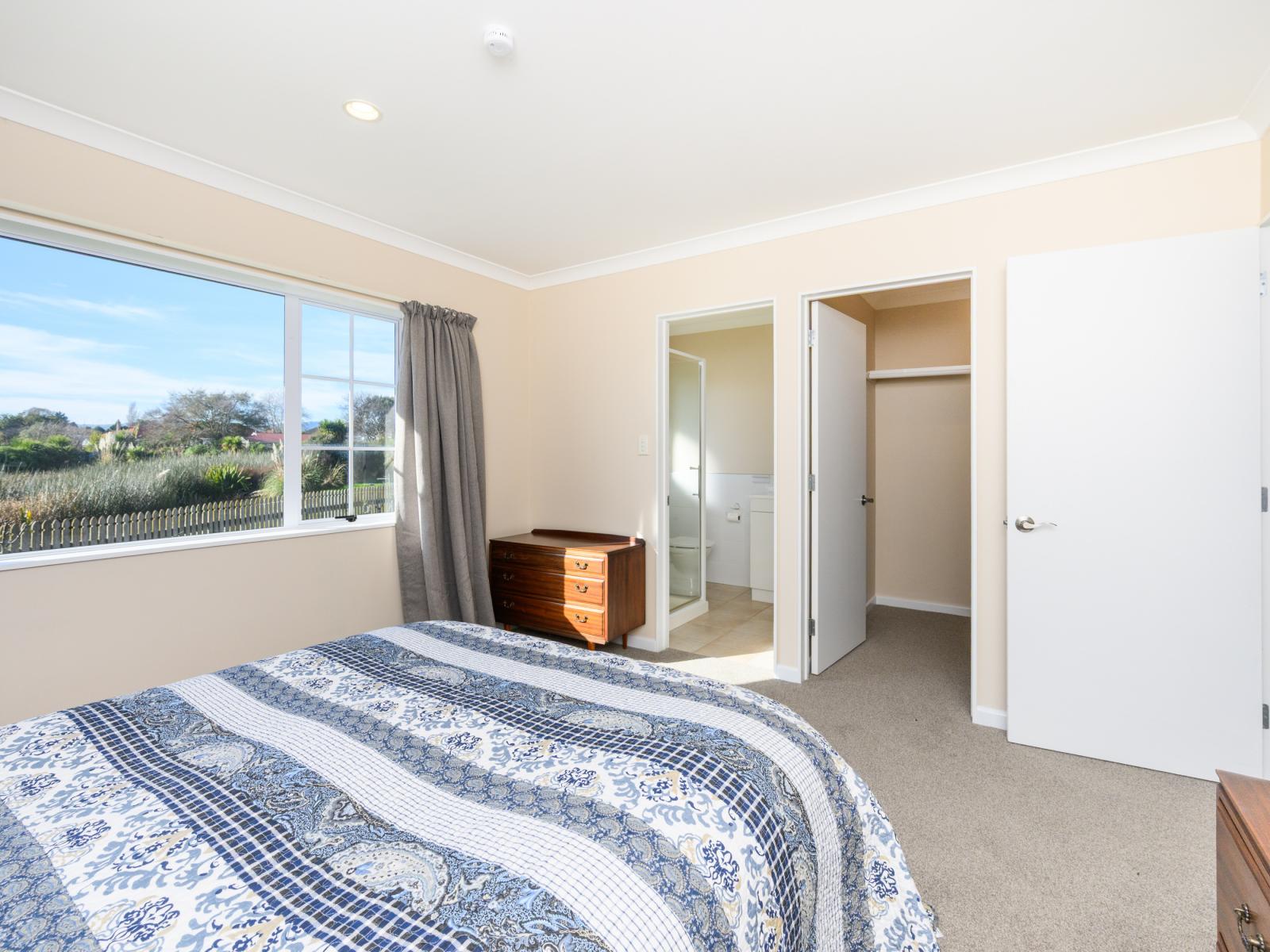 1A Kings Court, Roslyn
